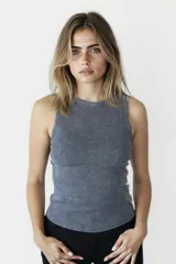 Musculosa gris de algodón con cuello redondo y sisas anchas.