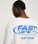 Remera oversize blanca de algodón con cuello redondo y mangas cortas. Estampa lettering "Unbeatable" en azul en el frente.