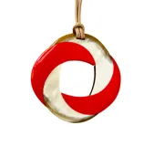 Collar con colgante circular hecho en asta y asta esmaltada en color rojo y blanco, con cordón de ajuste.