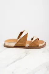 Sandalias bajas con base dorada y dos tiras anchas cruzadas en cuero color marrón y dorado.
