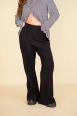 Pantalón de vestir negro con corte Oxford, tela suave al tacto con caída, cierre invisible y pinzas verticales. Confeccionado en 66% viscosa, 29% poliamida y 5% elastano.