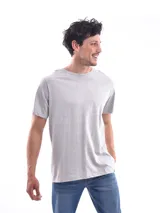 Remera azul de corte clásico y mangas cortas.