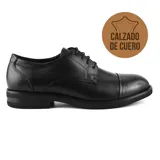 Zapato de vestir negro de cuero liso, con cordones y suela plana.