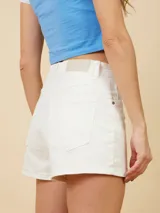 Short de jean blanco de tiro alto y corte ajustado.