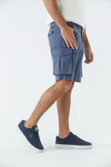 Bermuda cargo color beige, con pasa cinto, cremallera y botón, de corte cómodo.