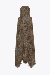 Vestido midi de viscosa con estampado animal print, cuello halter ajustable con lazos en la espalda y bajo asimétrico.