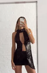 Top negro de lentejuelas con tiras finas para atar en la espalda.