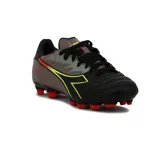 Zapatillas de fútbol para hombre con diseño en negro y detalles en rojo y verde, ideales para el rendimiento en el campo.