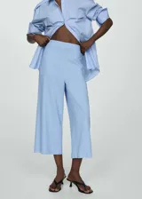 Pantalón crop color beige, de lino y viscosa, con corte wide leg y cintura elástica.