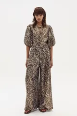 Pantalón culotte de lino con estampado abstracto en tonos marrones y beige. Tiene cintura alta con pinzas, bolsillos laterales y cierre frontal.