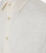 Camisa de manga corta color crema, confeccionada en viscosa con textura de rombos.