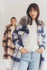 Tapado largo con estampado a cuadros en tonos marrón, beige y blanco. Presenta cuello con solapa y detalle de piel sintética.