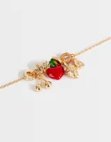 Collar corto dorado con cadena de eslabones y dijes colgantes de cerezas, corazón, hoja, gota y frutilla.