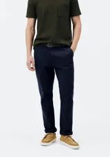 Pantalón de vestir azul marino, de corte slim fit, con bolsillos laterales y traseros.