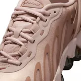 Zapatillas Nike Air Max DN color rosa pálido con detalles en marrón y negro.