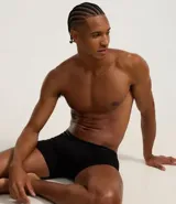 Calzoncillo bóxer de microfibra color gris oscuro, con cintura elástica que presenta el logo "Lupo" y detalles de rayas horizontales.