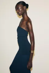 Vestido midi azul petróleo de escote recto y hombros descubiertos. Tejido combinado a tono.