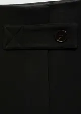 Minifalda negra de corte recto con cierre de botón lateral y detalle de bolsillo con botón.