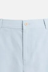 Bermuda azul marino de corte regular, confeccionada en tejido de algodón y lino. Cuenta con bolsillos frontales y traseros, cierre frontal con cremallera y botón.