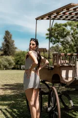 Conjunto de short y chaleco a rayas verticales en blanco y negro. El chaleco es corto con botones al frente y el short es de tiro alto con corte cruzado.