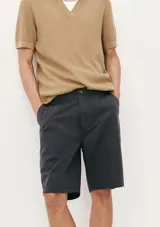 Bermuda color gris topo, de corte chino.