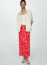 Falda larga roja con estampado floral rosa, de corte recto y cintura elástica.
