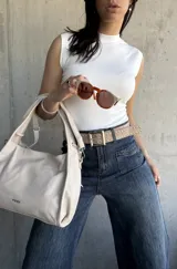 Musculosa blanca de algodón con cuello alto y sin mangas.
