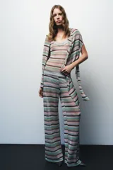 Pantalón de tiro alto con cintura elástica y diseño a rayas horizontales de colores pastel con hilo metalizado.