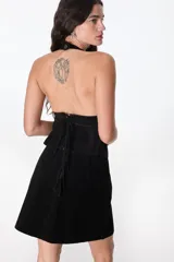 Top halter de cuero color beige, con escote profundo en V y cierre frontal con tiras horizontales.