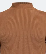 Vestido midi ajustado de manga larga y cuello alto, color marrón terracota, confeccionado en tejido de viscosa acanalada.