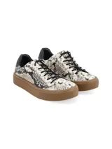 Sneaker de cuero vacuno con estampado de camuflaje y suela marrón.