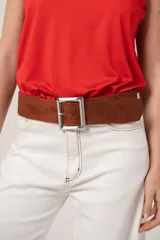 Cinturón marrón de gamuza con hebilla cuadrada plateada.