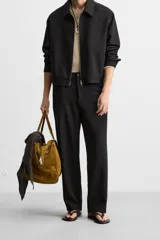 Pantalón negro de corte recto con cintura elástica, bolsillos laterales y un bolsillo trasero de ojal.