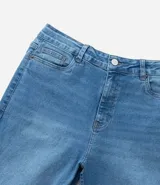 Pantalón de jean azul de corte recto, con bolsillos y trabillas en la cintura. Confeccionado con elastano y cierre frontal con botón y cremallera.