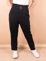Pantalón negro de corte recto con cintura alta elastizada y dos botones decorativos.