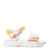 Sandalias plateadas con efecto tornasol, con ajuste de velcro en el tobillo y en el empeine, y suela blanca de goma.