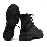 Bota de cuero negro con diseño de plataforma y cierre frontal, ideal para uso diario.