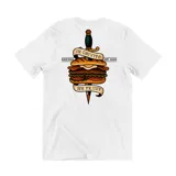 Remera blanca de algodón con estampa en la espalda de un chivito uruguayo atravesado por una daga, con cintas que dicen "In Chivito We Trust" y "Emexem Est. 2009".
