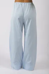 Pantalón boxer style color celeste a rayas, recto y ancho, con cintura ajustable.