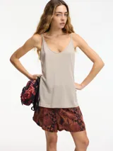 Musculosa color beige con breteles finos y escote en V.