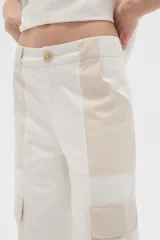 Pantalón de lino y viscosa color blanco con bloques de color beige en los laterales y bolsillos cargo.