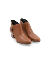 Botineta al tobillo de cuero negro con detalle de cuero croco en el talón, taco intermedio con detalle metálico y cierre lateral. Diseñada en Uruguay, fabricada en Brasil.
