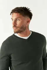 Sweater gris de algodón con cuello en V y logo bordado en el pecho.