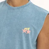 Musculosa marrón con efecto gastado, cuello redondo y logo estampado en el pecho.