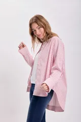 Camisa oversize a rayas verticales rojas y blancas, con cuello camisero y mangas largas.