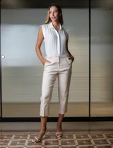 Pantalón capri color beige, marca Zac & Rachel, confeccionado en gabardina elastizada. Presenta pretina con botón, cierre y hebilla metálica, bolsillos inclinados en la parte delantera y corte ajustado.