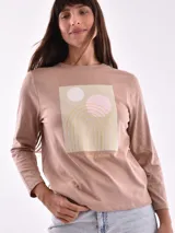 Remera blanca de manga larga con estampa rectangular dorada con diseño animal print y texto 'Fearless, fierce & fabulous'.