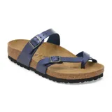 Sandalias Birkenstock modelo Mayari, color azul metalizado, con dos tiras finas ajustables con hebilla y plantilla anatómica de corcho y látex.