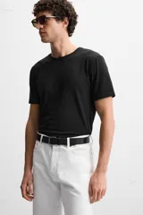 Camiseta slim fit de cuello redondo y manga corta, confeccionada en tejido de algodón con elasticidad.