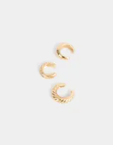 Set de tres earcuffs dorados con diferentes diseños: uno liso, uno con textura de pequeñas piedras brillantes y uno con textura trenzada.